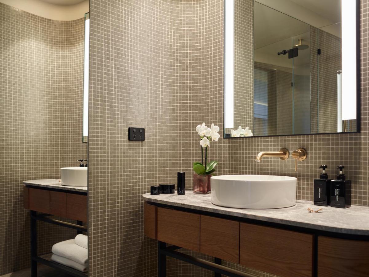 Crystalbrook Kingsley Hotel Newcastle Bagian luar foto Bathroom