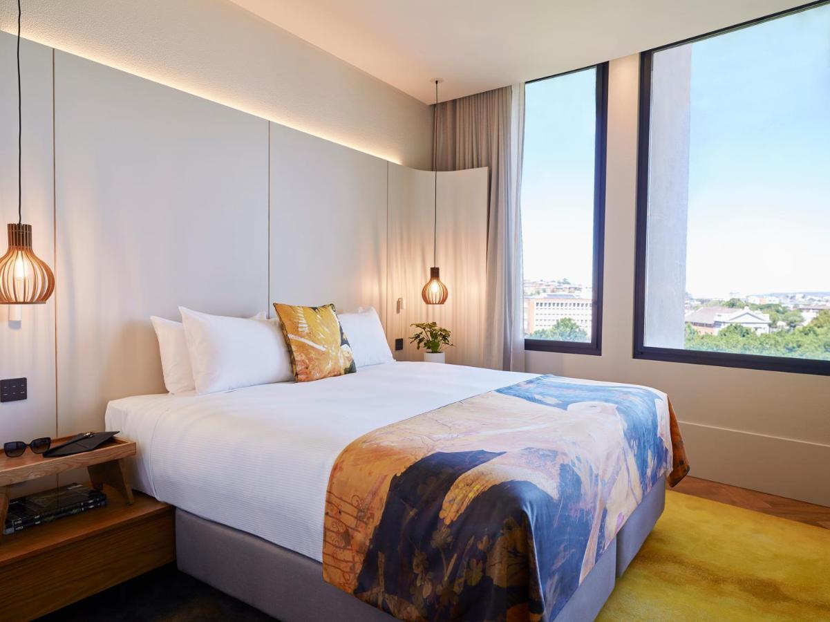 Crystalbrook Kingsley Hotel Newcastle Bagian luar foto A room at the hotel