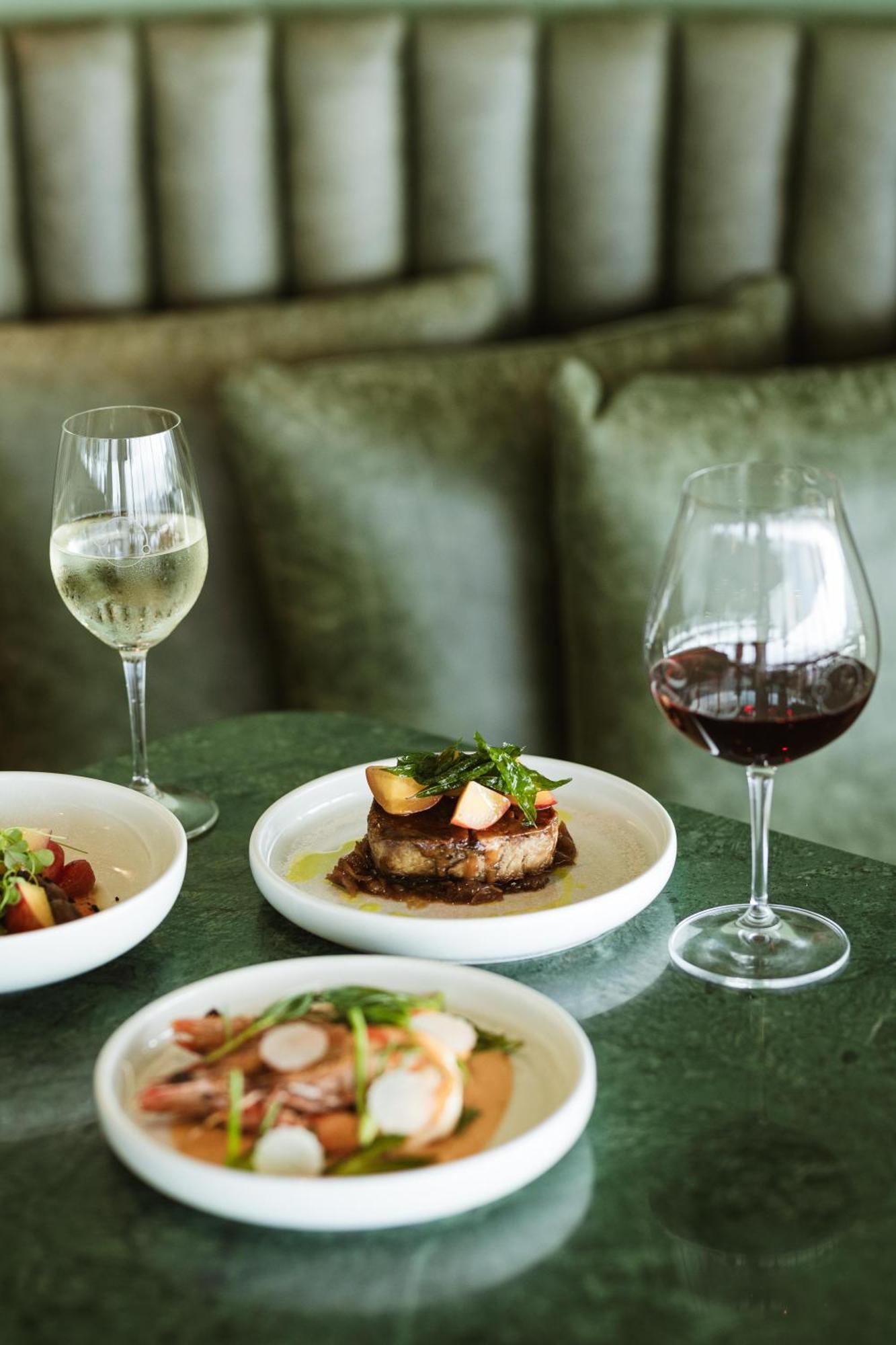 Crystalbrook Kingsley Hotel Newcastle Bagian luar foto Wine and food